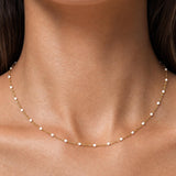 Biały choker z koralikami