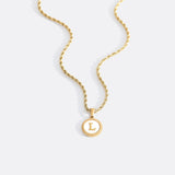 Naszyjnik z literą na dysku z masą perłową na łańcuszku plecionym